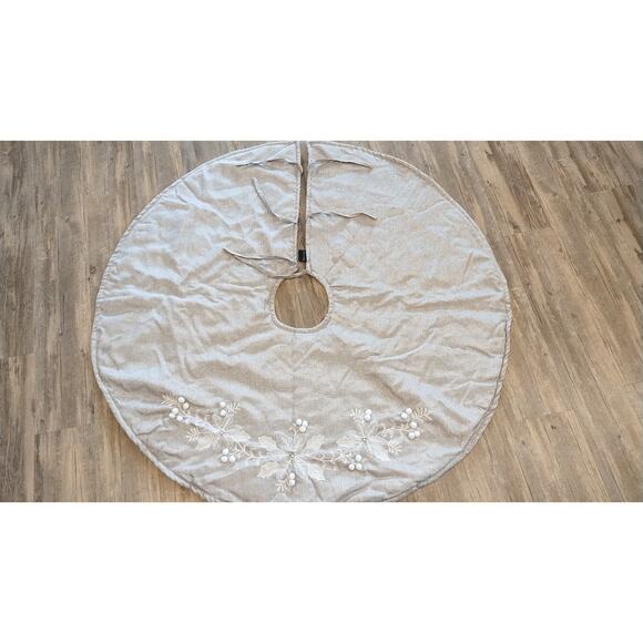 Christmas tree skirt decorated with flowers and snowflakes Gray/white color - Picture 1 of 10